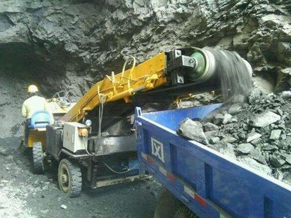 矿用运输车装煤